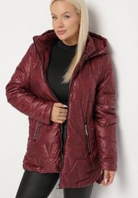 Born2be - Czerwona Pikowana Kurtka z Kapturem w Klasycznym Stylu Mallissa. Okazja: na spacer. Typ kołnierza: kaptur. Kolekcja: plus size. Kolor: czerwony. Materiał: jeans. Wzór: aplikacja. Styl: klasyczny #6
