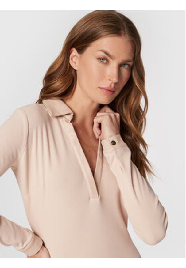 Guess Sukienka codzienna Yasmine W2BK76 K8RT2 Beżowy Slim Fit. Okazja: na co dzień. Kolor: beżowy. Materiał: wiskoza. Typ sukienki: proste. Styl: casual