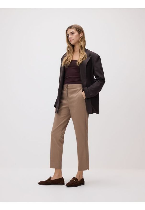 Reserved - Spodnie w kant z bawełną - brązowy. Kolor: brązowy. Materiał: bawełna