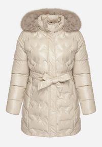 Born2be - Ciemnobeżowa Pikowana Kurtka z Kapturem z Futrem i Wiązanym Paskiem Zenilka. Okazja: na co dzień. Typ kołnierza: kaptur. Kolekcja: plus size. Kolor: beżowy. Materiał: futro. Styl: casual, elegancki