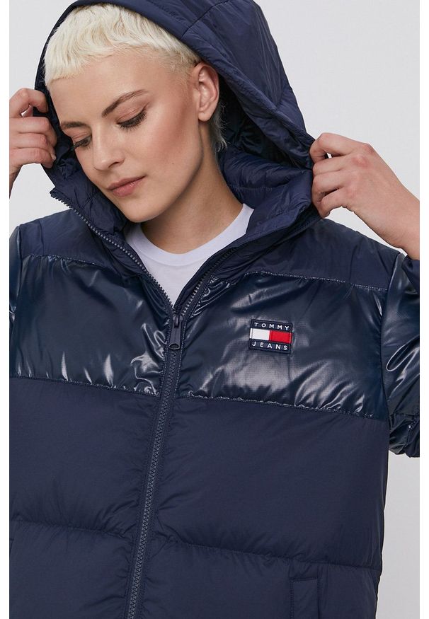 Tommy Jeans Kurtka puchowa damska kolor granatowy zimowa. Okazja: na co dzień. Kolor: niebieski. Materiał: puch. Wzór: gładki. Sezon: zima. Styl: casual