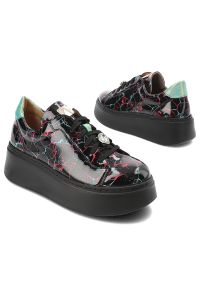 Czarne Sneakersy Maciejka Stylowe Obuwie Damskie. Kolor: czarny. Materiał: lakier