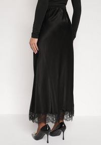 Born2be - Czarna Satynowa Spódnica z Wiskozy Ozdobiona Koronką Fedare. Okazja: na co dzień. Kolor: czarny. Materiał: wiskoza, satyna, koronka. Wzór: aplikacja, koronka. Styl: klasyczny, casual, elegancki #5