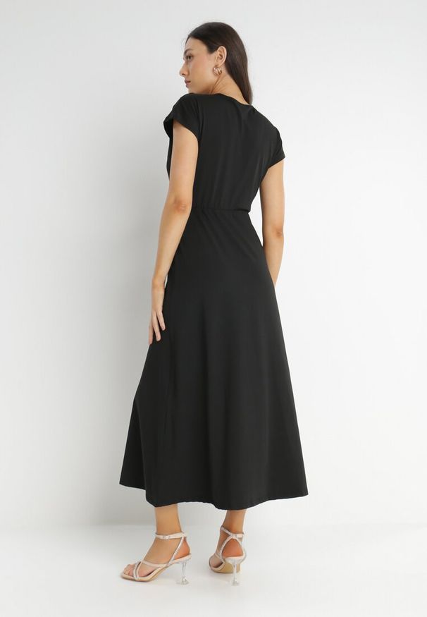 Born2be - Czarna Sukienka Kopertowa Chloriera. Okazja: na imprezę. Kolor: czarny. Materiał: tkanina. Długość rękawa: krótki rękaw. Wzór: gładki, jednolity. Typ sukienki: kopertowe. Styl: elegancki. Długość: maxi