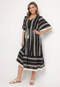 Born2be - Czarna Bawełniana Sukienka Boho o Rozkloszowanym Kroju z Wiązaniem i Haftem Korithira. Okazja: na co dzień, na spacer. Typ kołnierza: dekolt w serek. Kolor: czarny. Materiał: bawełna. Wzór: haft. Sezon: lato. Typ sukienki: rozkloszowane. Styl: boho #1
