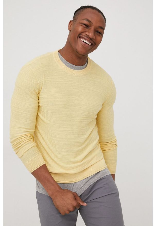 Tom Tailor sweter bawełniany męski kolor żółty lekki. Okazja: na co dzień. Kolor: żółty. Materiał: bawełna. Długość rękawa: długi rękaw. Długość: długie. Styl: casual