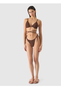 4f - Dół od bikini damski - brązowy. Kolor: brązowy. Materiał: włókno, elastan, materiał, syntetyk. Wzór: jednolity