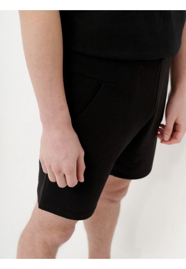 outhorn - Spodenki dresowe męskie. Okazja: na co dzień. Materiał: dresówka. Sezon: lato. Styl: sportowy, casual