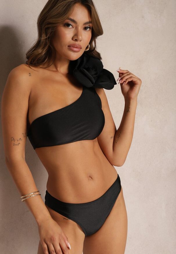 Renee - Czarne Bikini 2-Częściowe Stanik z Aplikacją Kwiatu na Jedno Ramię Majtki Typu Figi Valmelba. Kolor: czarny. Wzór: aplikacja, kwiaty