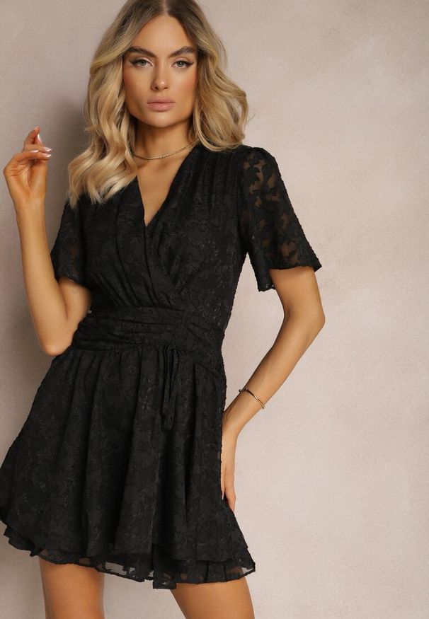 Renee - Czarna Rozkloszowana Sukienka z Dekoltem Zapinanym na Napy Tarae. Okazja: na co dzień. Kolor: czarny. Styl: casual, elegancki