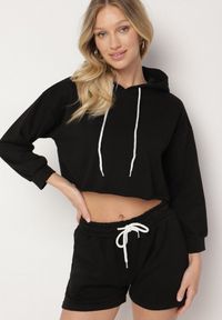 Born2be - Czarny Komplet Dresowy z Bawełną Bluza z Kapturem Krótszego Kroju i Szorty Ralophea. Kolor: czarny. Materiał: dresówka, bawełna. Sport: turystyka piesza