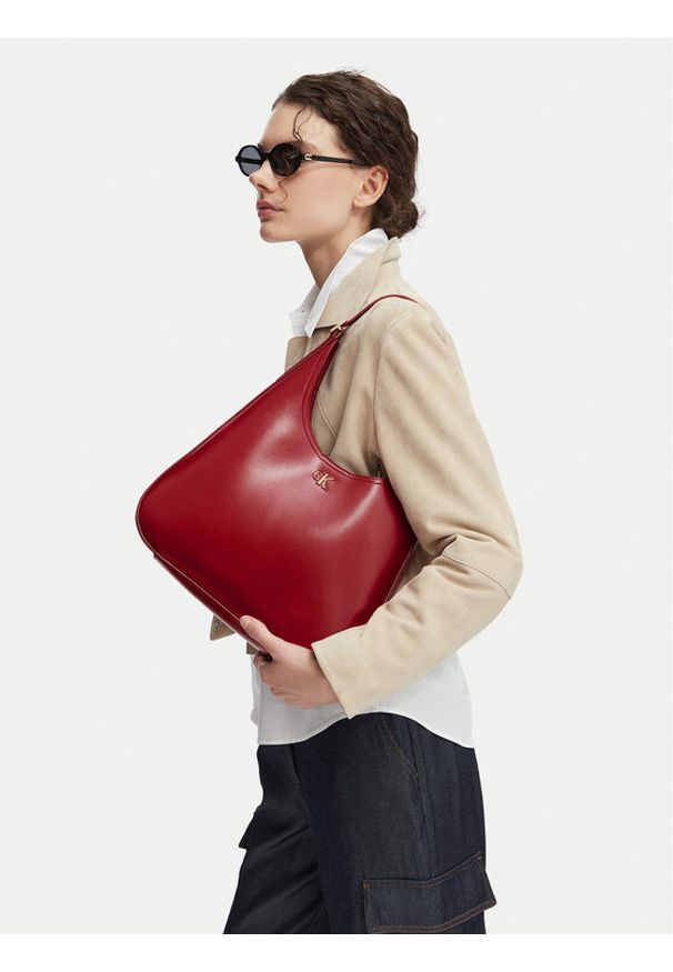 Calvin Klein Torebka Ck Medium Shoulder Bag LV04F3522G Czerwony. Kolor: czerwony. Materiał: skórzane