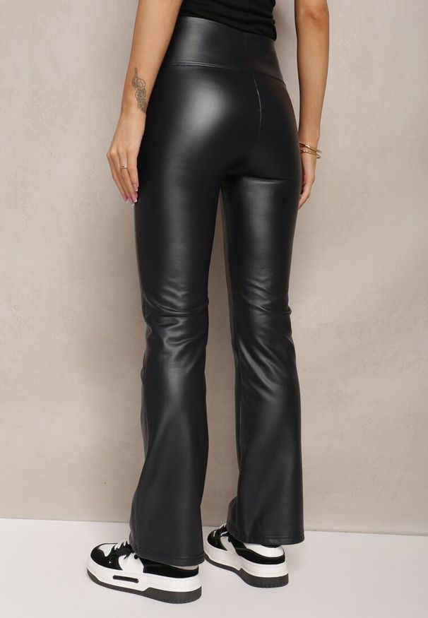 Renee - Granatowe Spodnie o Fasonie Dzwonów z Ekoskóry i z Gumką w Pasie Dawi. Okazja: na co dzień. Kolor: niebieski. Styl: casual