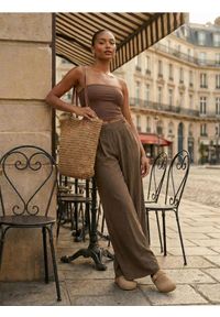 Sinsay - Gładki top bez rękawów - brązowy. Kolor: brązowy. Długość rękawa: bez rękawów. Wzór: gładki #1