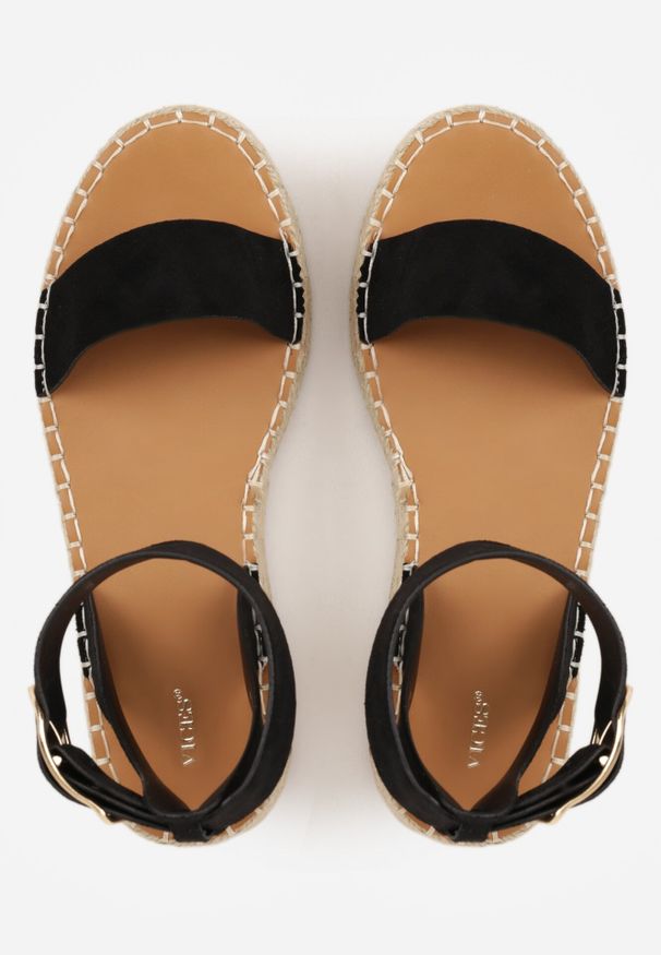 Born2be - Czarne Sandały z Ozdobą Klamrą i Jutową Platformą Riseth. Okazja: na co dzień. Zapięcie: klamry. Kolor: czarny. Wzór: aplikacja. Obcas: na platformie. Styl: casual, elegancki