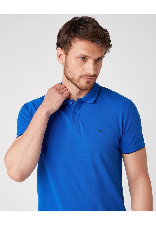 Wrangler - MĘSKI T-SHIRT WRANGLER SS POLO TEE WRANGLER BLUE W7D5K4X05 112131756. Typ kołnierza: polo