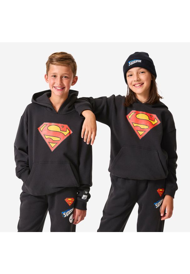 Decathlon - Bluza dziecięca Domyos z kapturem Superman. Typ kołnierza: kaptur. Kolekcja: plus size. Kolor: czarny. Materiał: poliester, materiał, bawełna, tkanina, elastan, prążkowany. Wzór: motyw z bajki. Sport: joga i pilates
