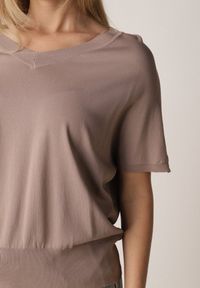 Born2be - Brązowa Bluzka z Wiskozą o Nietoperzowym Kroju Oromeda. Okazja: na co dzień. Kolor: brązowy. Materiał: wiskoza. Styl: casual #8