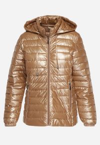 Born2be - Ciemnobeżowa Pikowana Kurtka Metaliczna z Kapturem Slaissa. Okazja: na co dzień. Typ kołnierza: kaptur. Kolor: beżowy. Wzór: aplikacja. Styl: casual #6