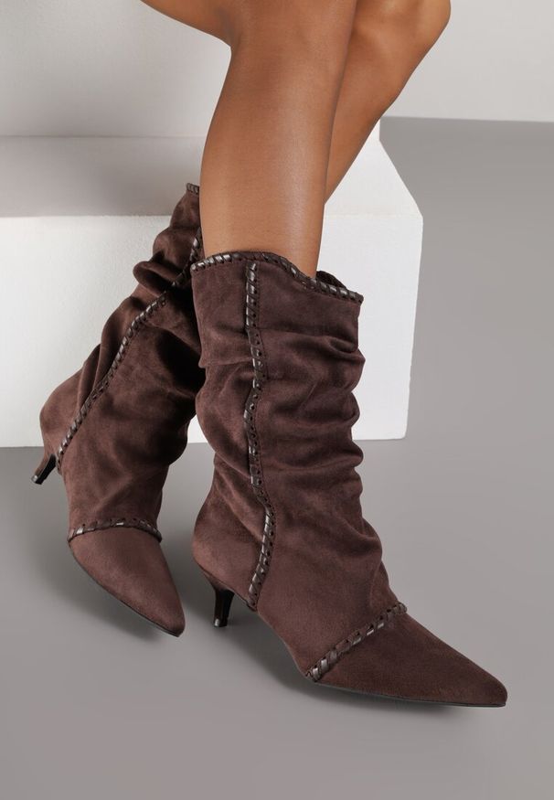 Born2be - Brązowe Marszczone Botki na Obcasie Typu Kaczuszka ze Sznurkiem i Ozdobą Avidvire. Okazja: na co dzień. Kolor: brązowy. Materiał: jeans. Wzór: aplikacja. Obcas: na obcasie. Styl: elegancki, casual. Wysokość obcasa: średni