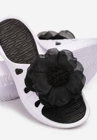 Born2be - Białe Klapki z Ozdobnym Czarnym Kwiatkiem Kathalis. Nosek buta: otwarty. Kolor: biały. Materiał: guma. Wzór: kwiaty. Obcas: na obcasie. Styl: klasyczny. Wysokość obcasa: niski #5