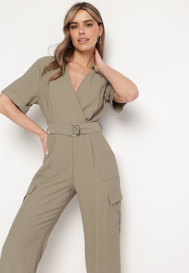 Born2be - Ciemnozielony Kombinezon Utility z Kopertowym Dekoltem Paskiem i Szerokimi Kieszeniami Pallilena. Okazja: na co dzień. Kolor: zielony. Styl: elegancki, casual