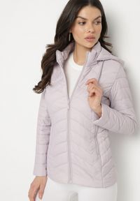 Born2be - Jasnofioletowa Pikowana Kurtka z Kapturem z Możliwością Odpięcia Natisme. Okazja: na co dzień. Typ kołnierza: kaptur. Kolor: fioletowy. Materiał: jeans. Styl: casual, elegancki #7