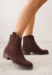 Renee - Brązowe Ażurowe Botki na Słupku Typu Kowbojki Iolerine. Okazja: na co dzień. Kolor: brązowy. Materiał: jeans. Wzór: ażurowy. Obcas: na słupku. Styl: casual #1