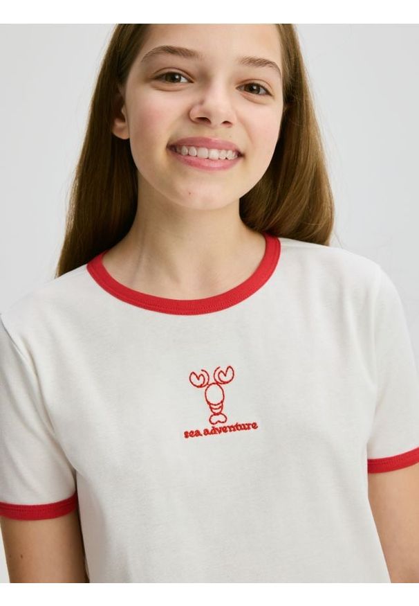 Reserved - Krótki t-shirt z haftem - czerwony. Kolor: czerwony. Materiał: bawełna. Długość: krótkie. Wzór: haft