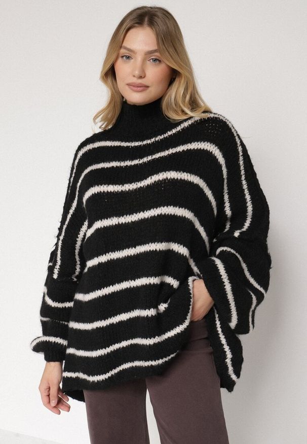 Born2be - Czarny Golf Oversize w Paski z Domieszką Wełny i Wiskozy Nexeia. Okazja: na co dzień. Typ kołnierza: golf. Kolor: czarny. Materiał: wełna, wiskoza. Wzór: paski. Styl: klasyczny, casual, elegancki