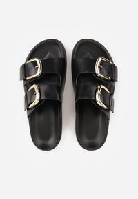 Renee - Czarne Klapki z Metalicznymi Klamrami Aetheta. Okazja: na spacer. Kolor: czarny #2