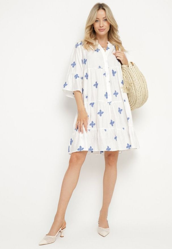 Born2be - Biała Sukienka z Wiskozą o Rozkloszowanym Kroju z Ozdobnym Haftem Arathiel. Okazja: na spacer, na co dzień. Typ kołnierza: dekolt w kształcie V. Kolor: biały. Materiał: wiskoza. Wzór: haft. Sezon: wiosna, lato. Styl: casual, elegancki