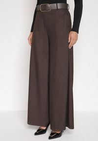 Born2be - Brązowe Bawełniane Szerokie Spodnie Garniturowe z Wysokim Stanem i Paskiem Tusamia. Okazja: na co dzień, na spotkanie biznesowe. Stan: podwyższony. Kolor: brązowy. Materiał: bawełna. Styl: biznesowy, klasyczny, casual, elegancki #1