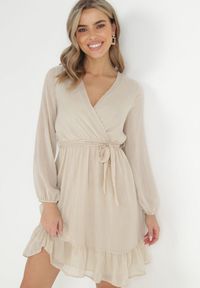 Born2be - Beżowa Sukienka Pronestra. Kolor: beżowy. Materiał: tkanina, materiał. Wzór: gładki. Typ sukienki: kopertowe. Styl: elegancki. Długość: mini #1