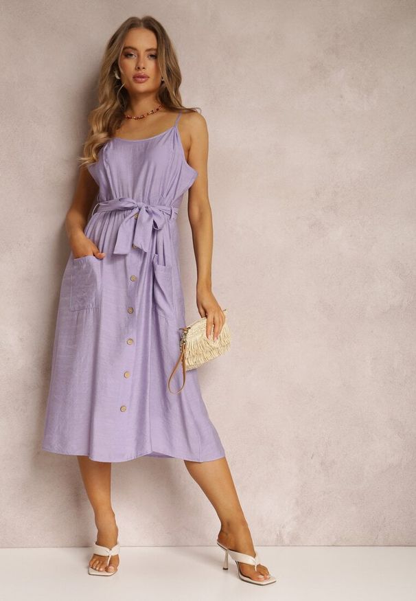 Renee - Fioletowa Sukienka Hami. Kolor: fioletowy. Materiał: materiał. Długość rękawa: na ramiączkach. Wzór: jednolity, gładki, aplikacja. Styl: elegancki. Długość: midi