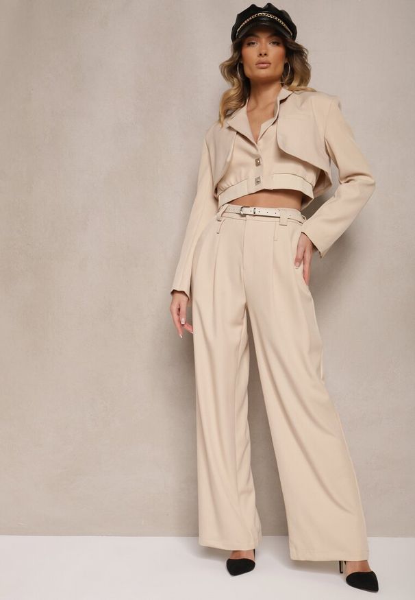 Renee - Beżowy Komplet w Stylu Garniturowym Krótka Marynarka i Długie Luźne Spodnie z Dwoma Paskami w Talii Rilithra. Kolor: beżowy