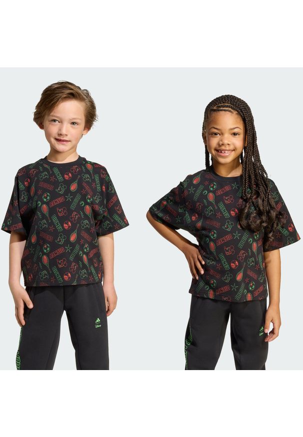 Adidas - Koszulka Disney Mickey Mouse Kids. Kolor: żółty, wielokolorowy, pomarańczowy, czarny. Wzór: motyw z bajki