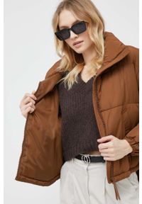 Vero Moda kurtka damska kolor brązowy przejściowa. Kolor: brązowy. Materiał: poliester. Długość rękawa: bez rękawów #7