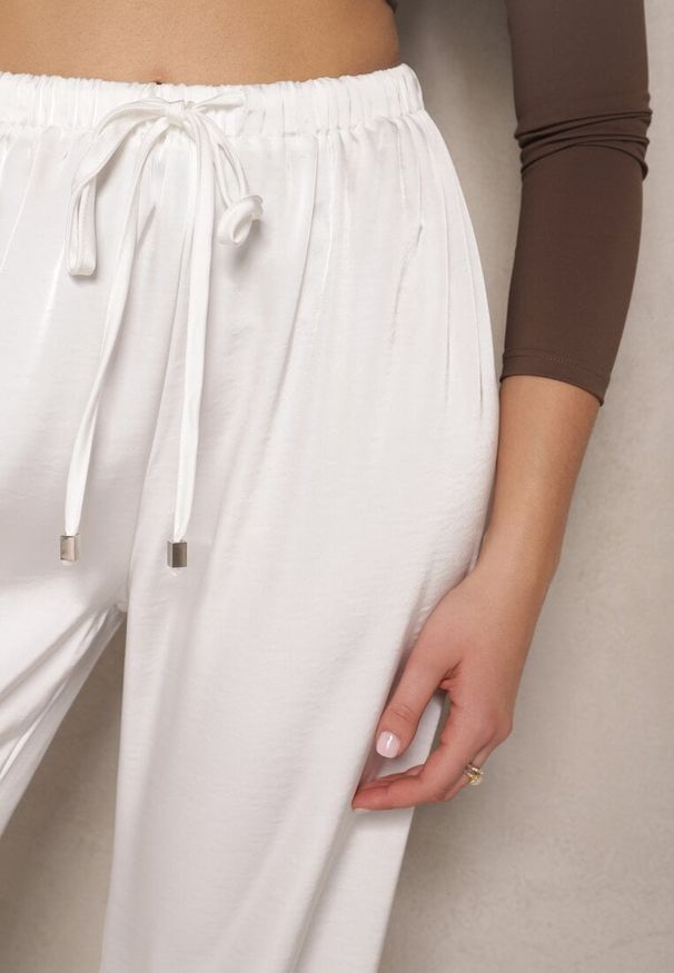Renee - Białe Spodnie o Szerokim Kroju z Wiskozą High Waist z Wiązaniem Jerisia. Okazja: na co dzień. Stan: podwyższony. Kolor: biały. Materiał: wiskoza. Styl: elegancki, casual