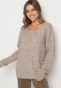 Born2be - Brązowy Sweter z Dodatkiem Wełny i Trójkątnym Dekoltem Esmina. Okazja: na co dzień. Kolor: brązowy. Materiał: wełna. Styl: elegancki, casual, klasyczny #4