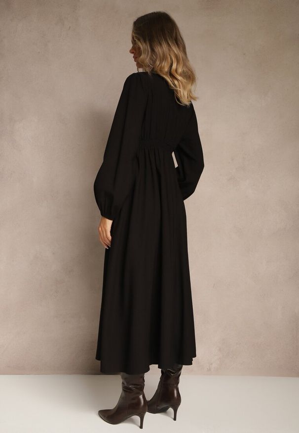 Renee - Czarna Sukienka Plisowana z Wiskozy Ozdobiona Wiązaniem Farrive. Okazja: na co dzień. Kolor: czarny. Materiał: wiskoza. Wzór: aplikacja. Styl: casual, elegancki, klasyczny