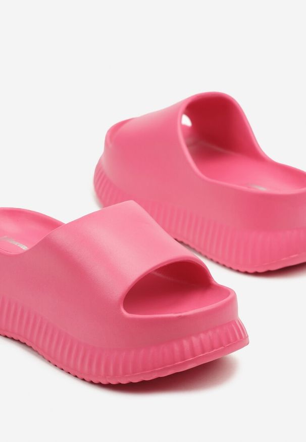 Born2be - Fuksjowe Piankowe Klapki na Grubej Podeszwie z Tłoczeniami Hasalla. Okazja: na spacer. Kolor: różowy. Materiał: jeans. Sezon: lato