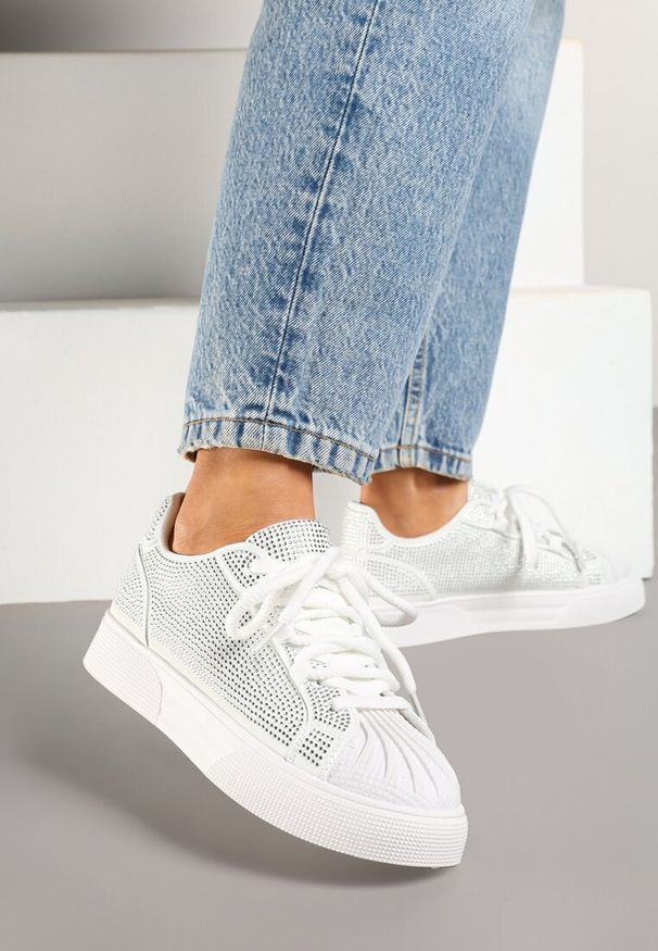 Renee - Białe Sneakersy z Ozdobnym Tłoczeniem i Cyrkoniami Dorreia. Okazja: na co dzień. Nosek buta: okrągły. Kolor: biały. Materiał: jeans. Wzór: aplikacja. Obcas: na płaskiej podeszwie