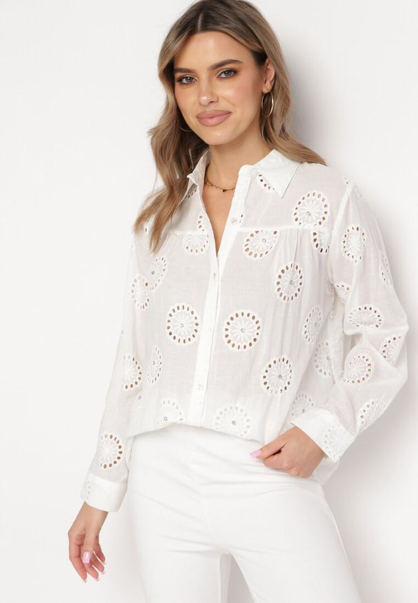 Born2be - Biała Bawełniana Koszula z Haftowanym Wzorem i Cyrkoniami Ilumine. Kolor: biały. Materiał: bawełna. Wzór: haft