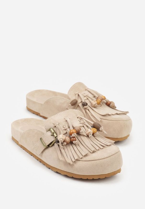 Renee - Ciemnobeżowe Klapki na Platformie Ozdobione Koralikami Klamrami i Frędzlami Leurecea. Okazja: na co dzień. Kolor: beżowy. Materiał: jeans. Wzór: aplikacja. Sezon: lato. Obcas: na platformie. Styl: casual, elegancki