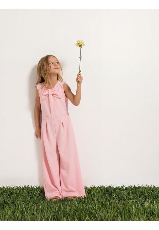 Reserved - Kombinezon z kokardą - pastelowy róż. Typ kołnierza: kokarda. Kolor: różowy. Materiał: tkanina. Typ sukienki: proste