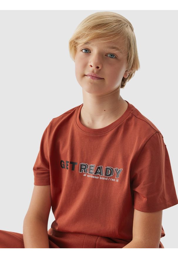4f - T-shirt z nadrukiem chłopięcy - bordowy. Kolor: czerwony. Materiał: bawełna. Wzór: nadruk