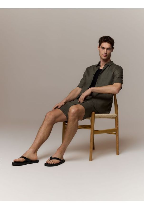 Reserved - Lniana koszula slim fit - zielony. Kolor: zielony. Materiał: len