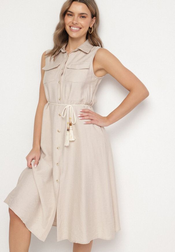Born2be - Beżowa Koszulowa Sukienka z Wiskozy o Rozkoszowanym Kroju Wiązaniem z Frędzlami Zenbia. Okazja: na co dzień. Typ kołnierza: kołnierzyk klasyczny. Kolor: beżowy. Materiał: wiskoza. Typ sukienki: koszulowe. Styl: casual, elegancki, klasyczny