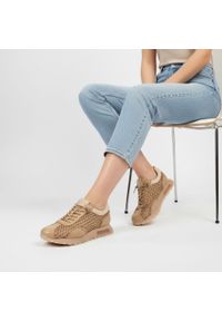 Sneakersy damskie Hispanitas, ze skóry naturalnej z tekstylnymi wstawkami ażurowymi klasyczne sznurowanie i zaokrąglony nosek, beżowe, RHV264741 Bole. Okazja: na co dzień. Zapięcie: sznurówki. Kolor: beżowy. Materiał: skóra. Szerokość cholewki: normalna. Wzór: ażurowy. Sezon: lato. Styl: klasyczny #9